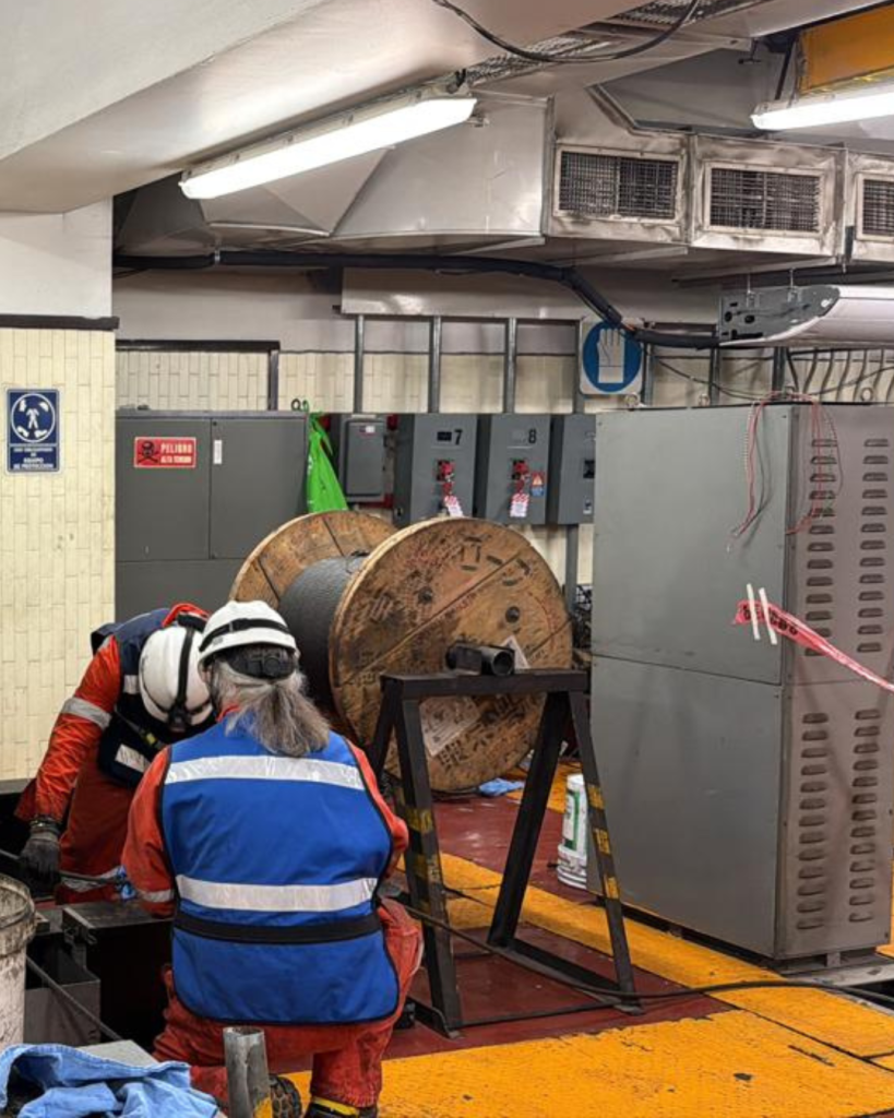 Dos personas con un rollo para elevadores