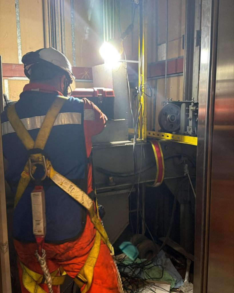 Una persona cpmponiendo un elevador