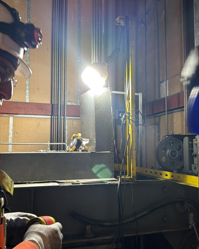 Toma cerrada de persona componiendo un elevador