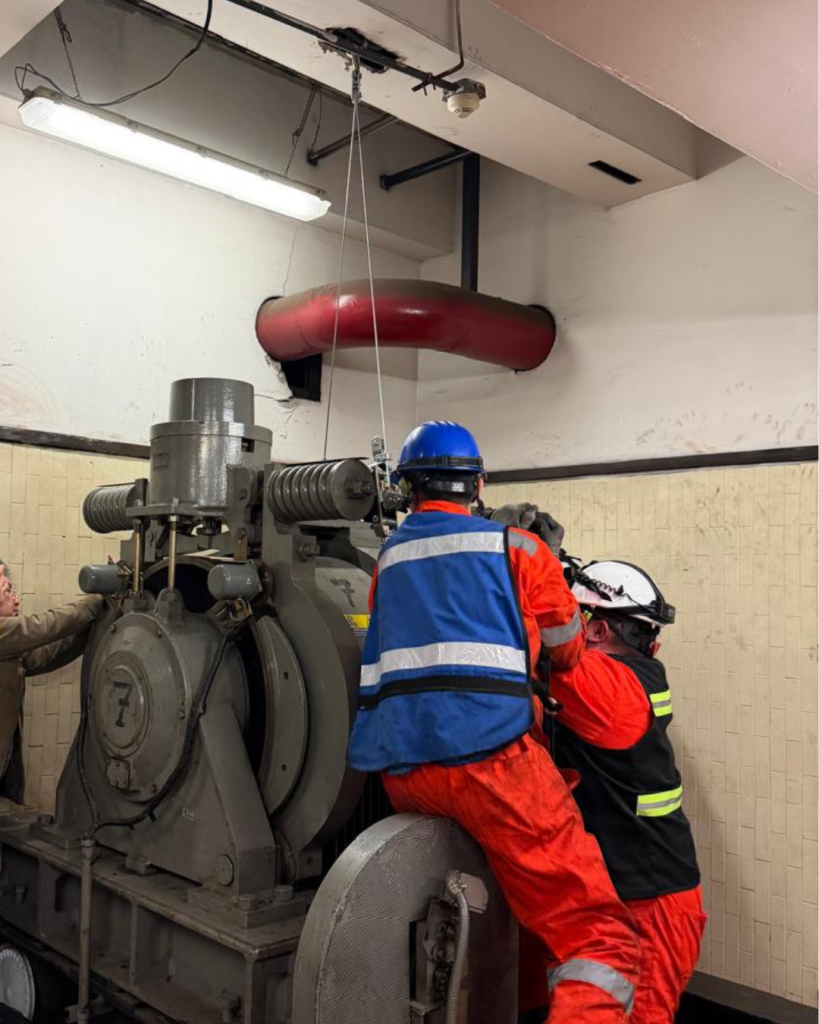 Dos personas con maquinaria