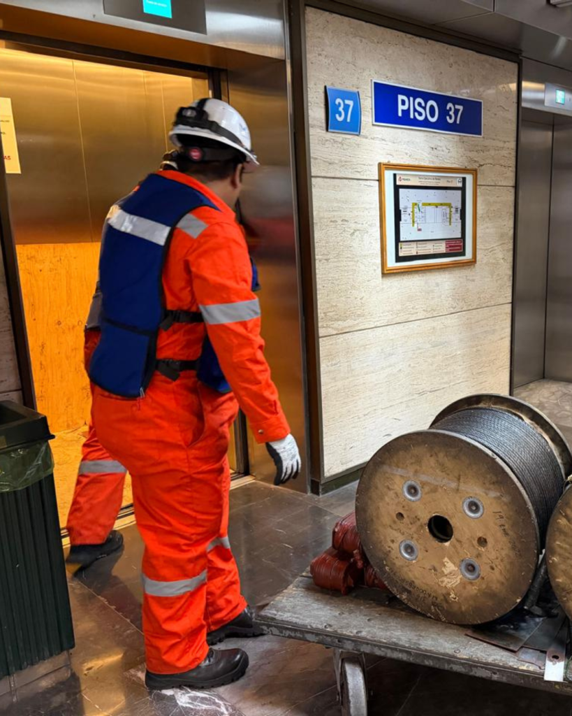 Rollos entrando a elevador
