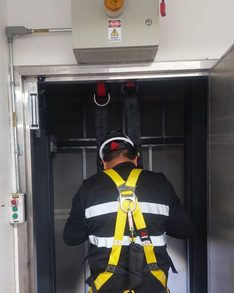 Persona dando la espalda en un elevador