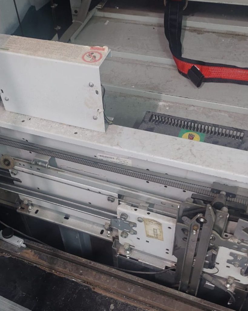 Puerta de elevador solo la parte de abajo