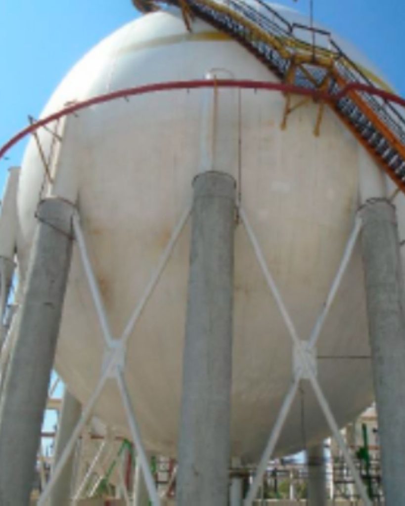 Tanque blanco al aire libre