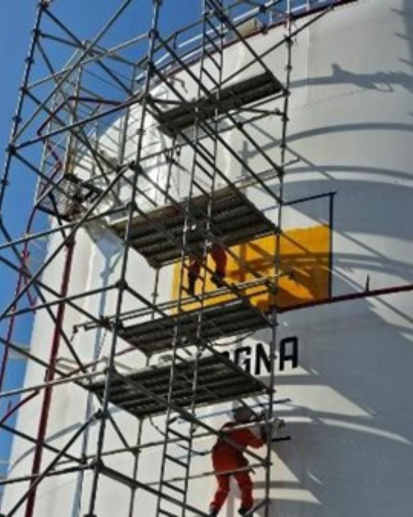Escaleras en un tanque al aire libre