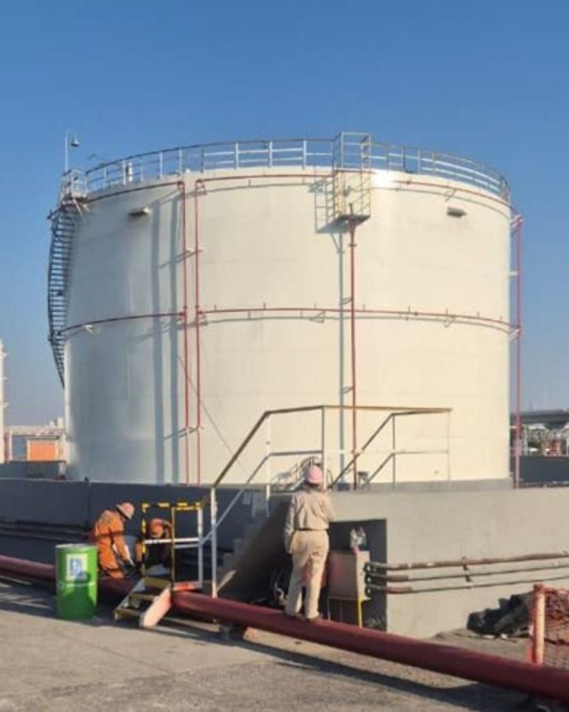 Tanque y pensonas abajo