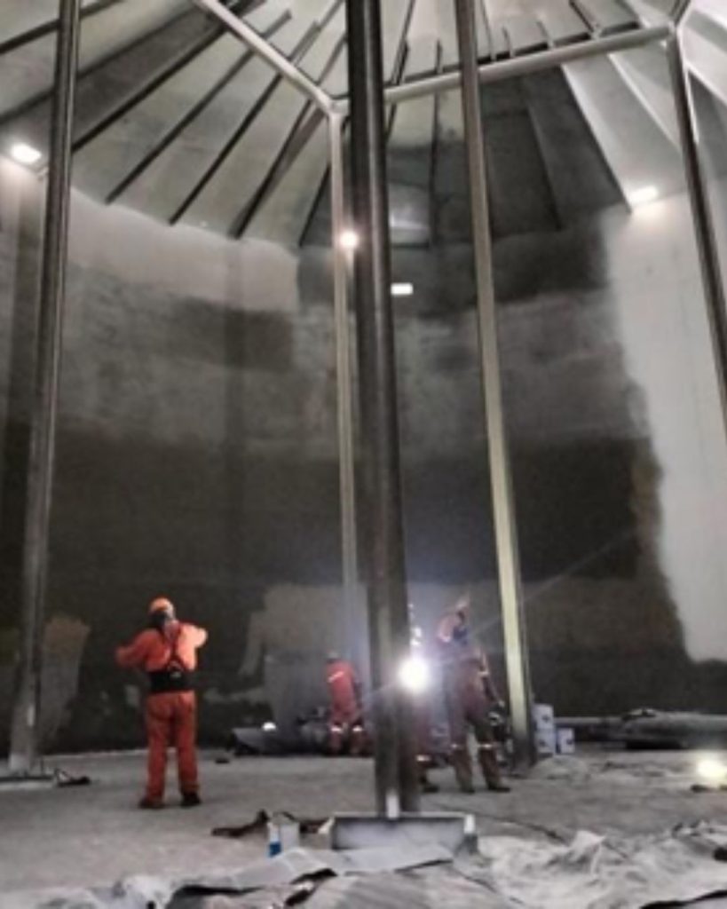 Personas adentro de un tanque