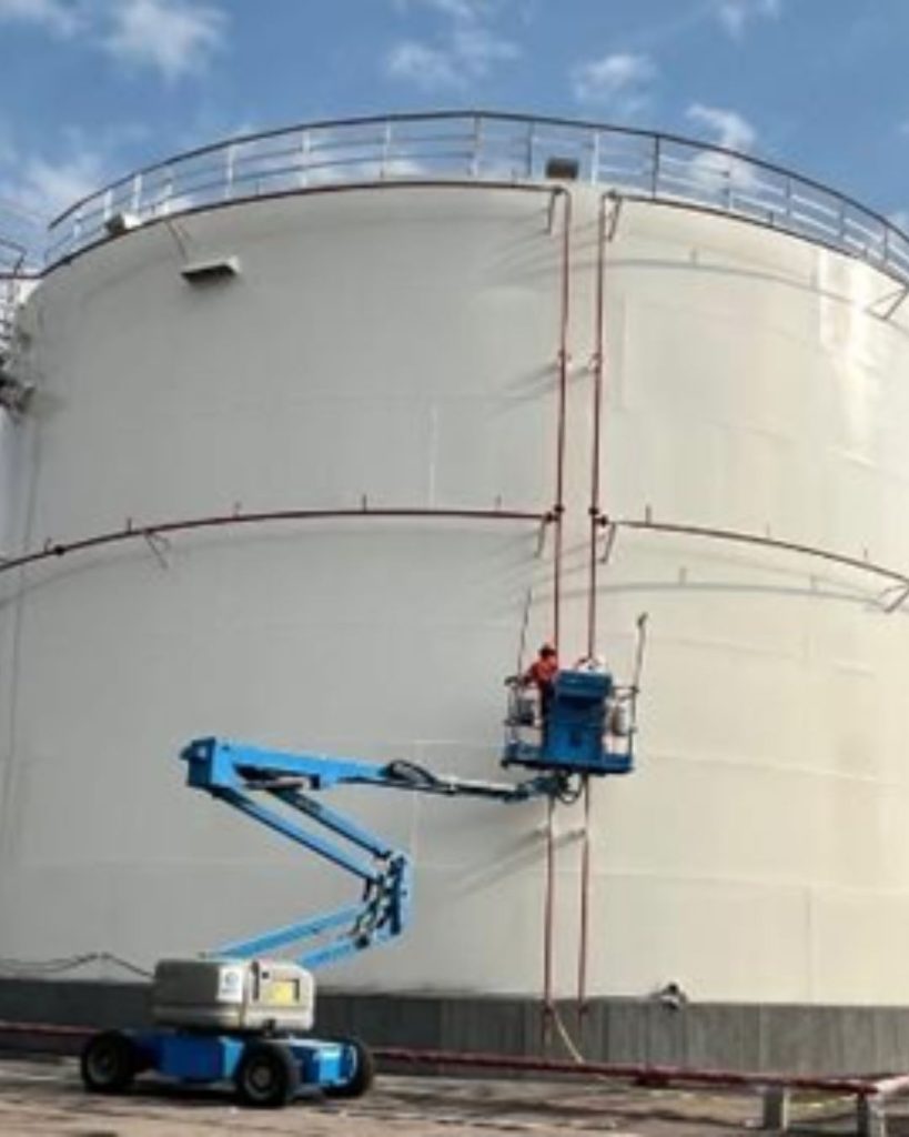 Una grua y un tanque