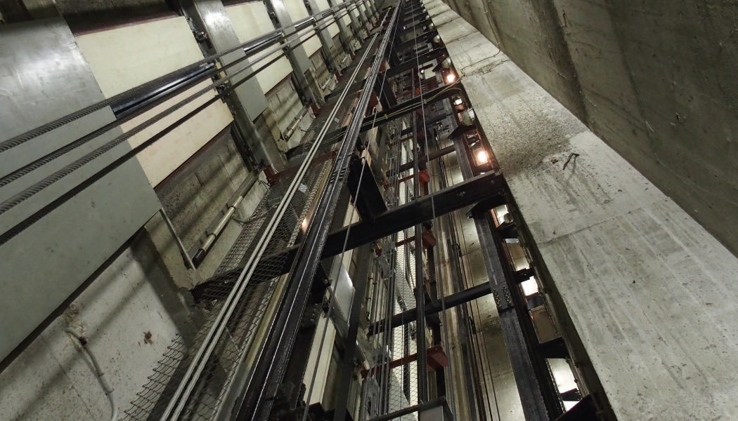 Elevador en contra picada