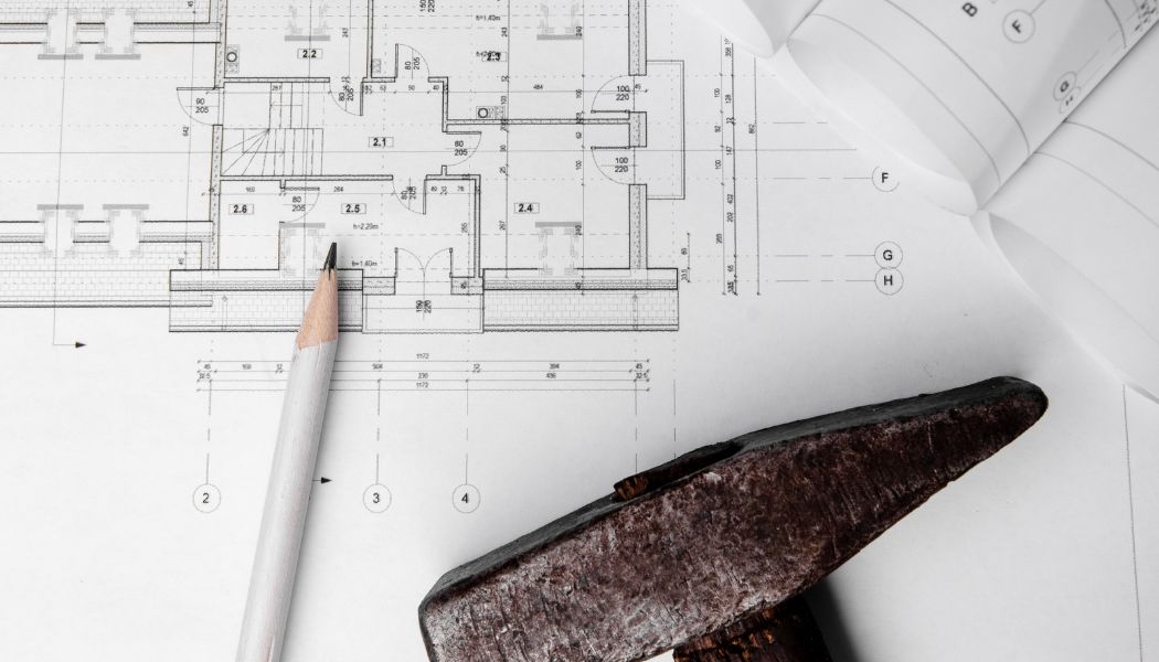 Planos con un martillo a lado