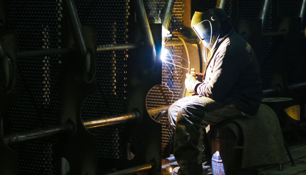 Persona soldando la ilumicion es casoi a negros.