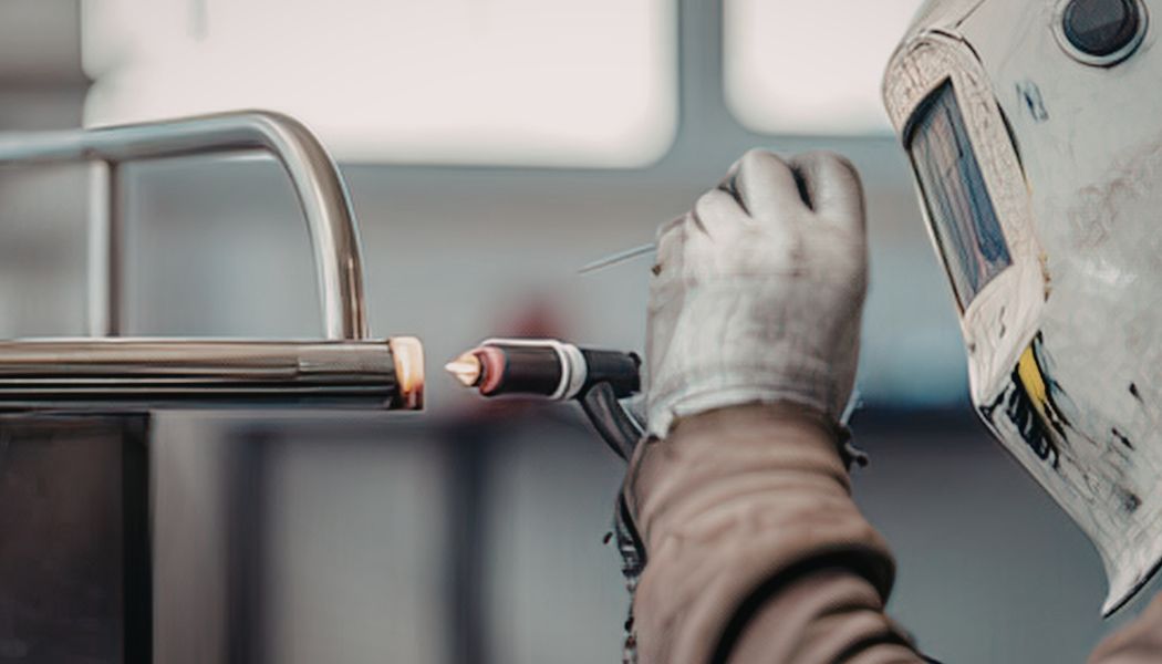 persona soldando toma a detalle 