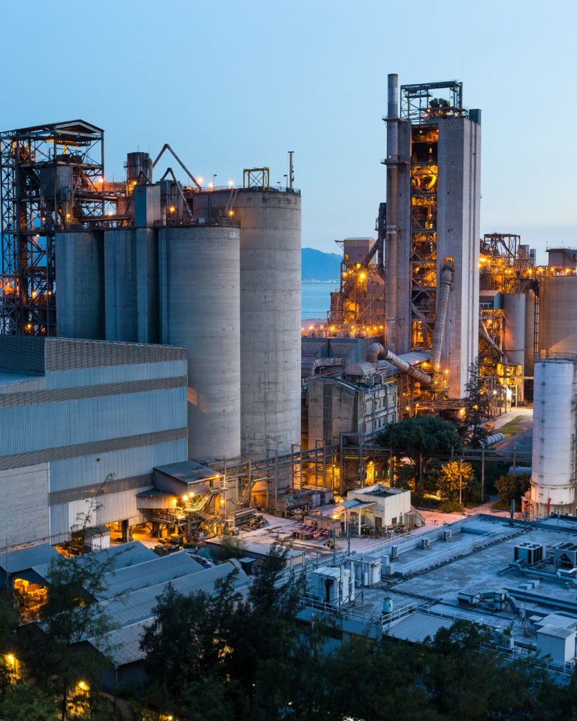 Refineria por la noche toma cerrada