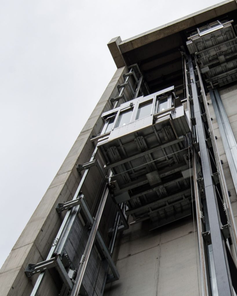 Elevador al aire libre en contra picada