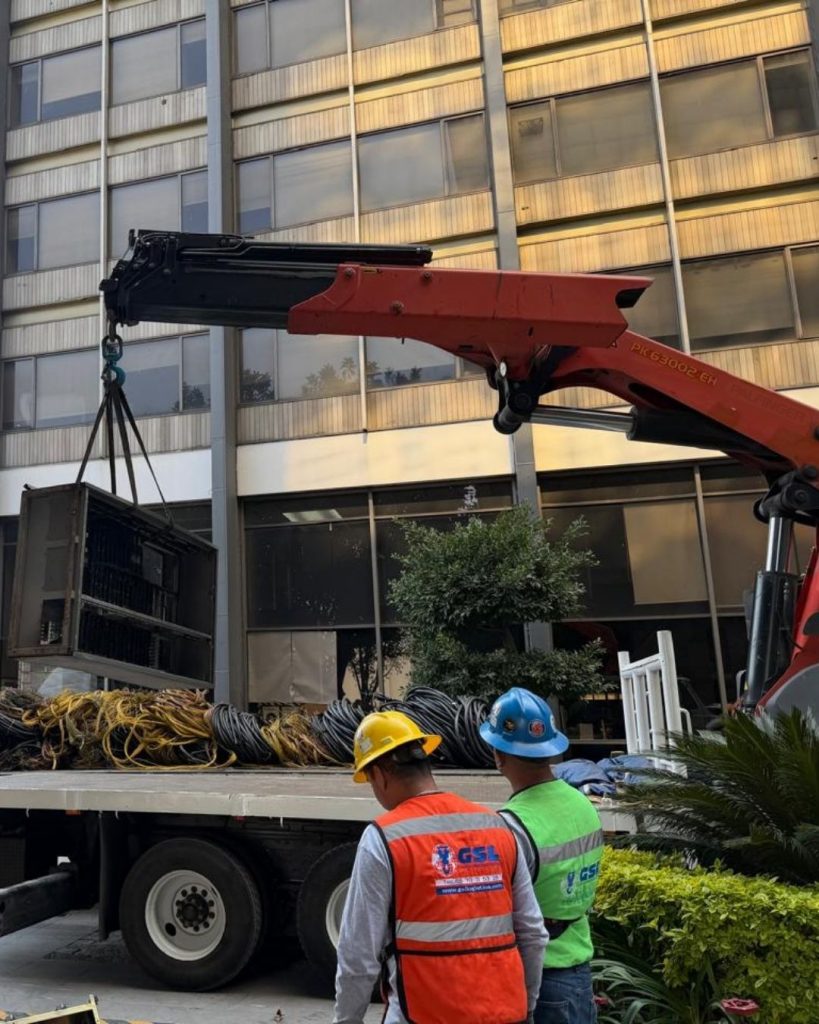 Personas trabajando con grúa al fondo editada