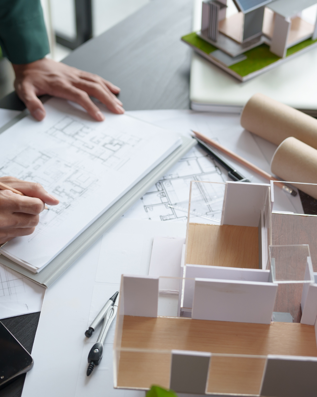 Mauqueta con planos al fondo