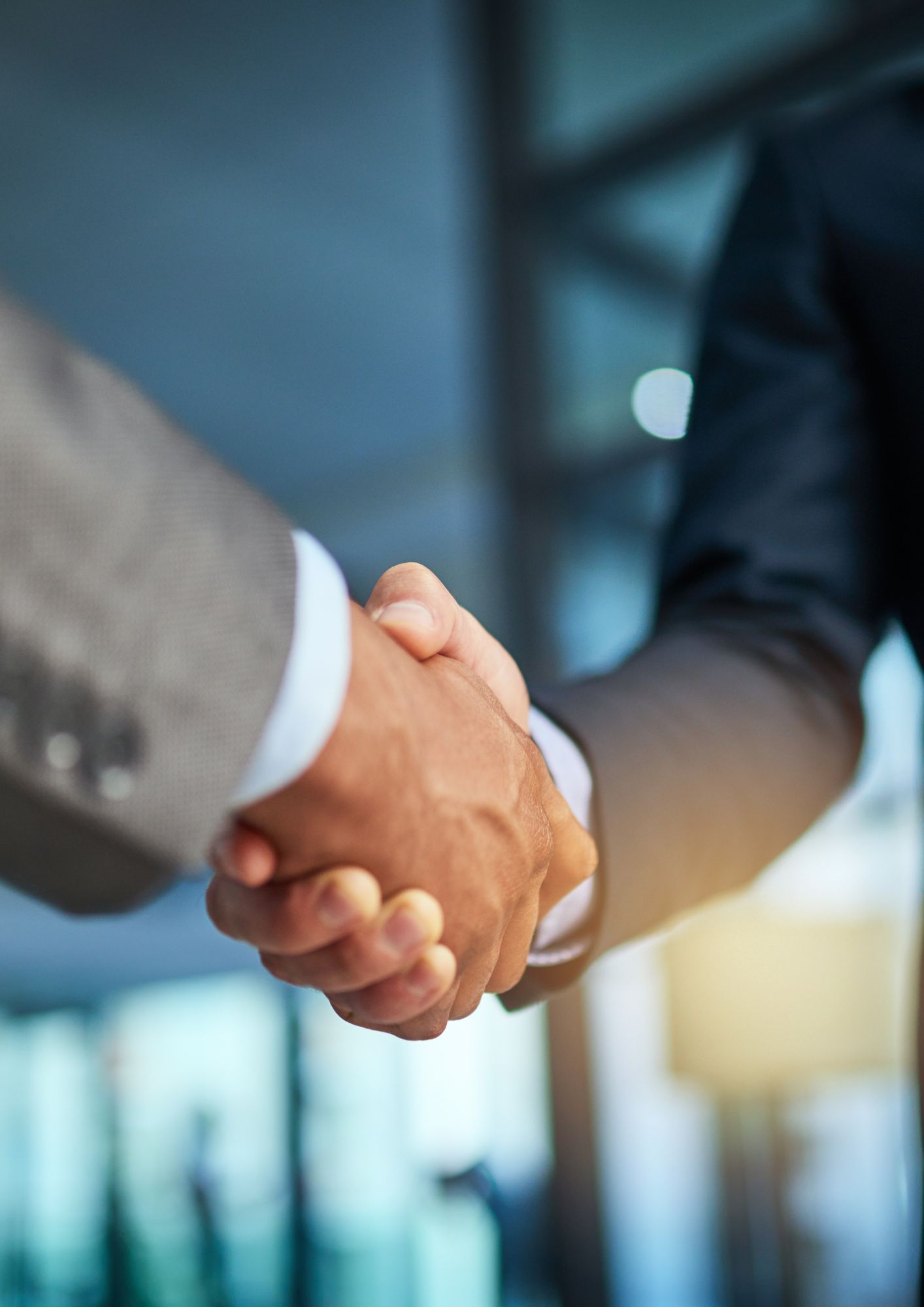 personas dando se la mano